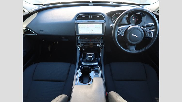 2017 認定中古車 Jaguar XE White D ピュア