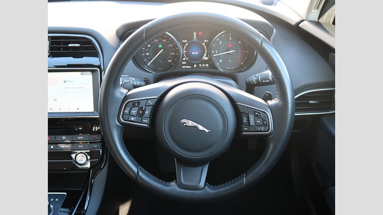 2017 認定中古車 Jaguar XE White D ピュア