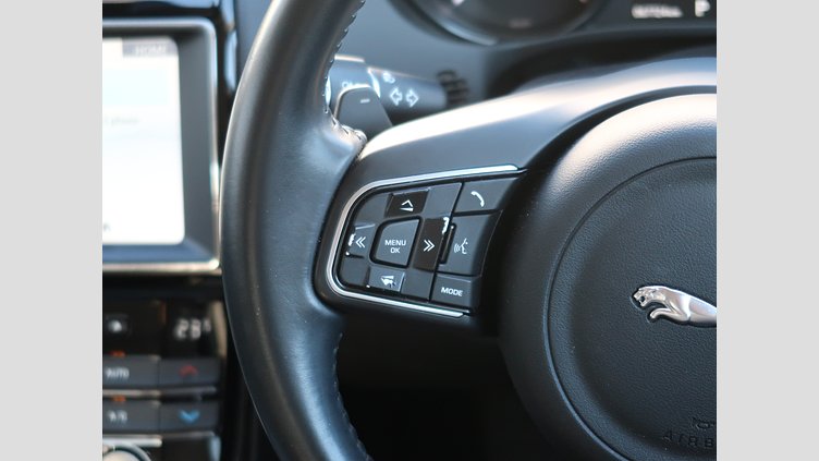 2017 認定中古車 Jaguar XE White D ピュア