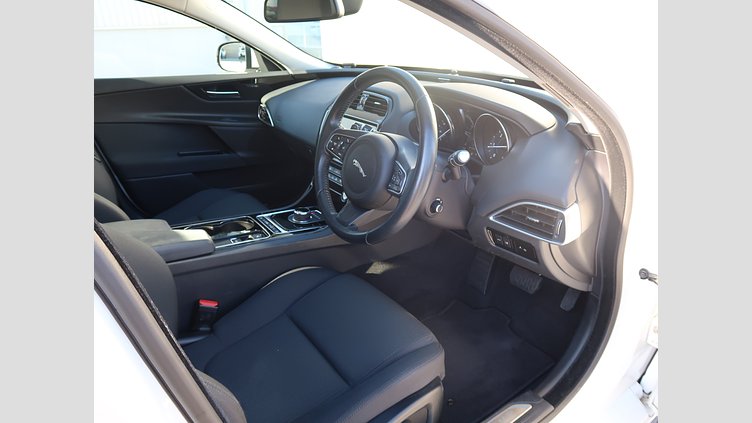 2017 認定中古車 Jaguar XE White D ピュア