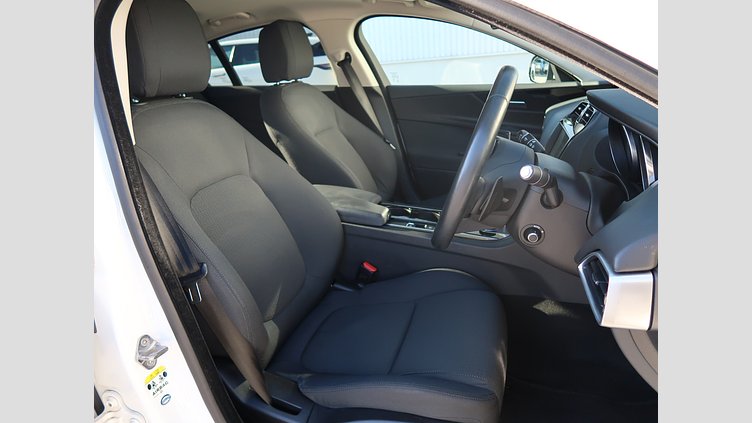 2017 認定中古車 Jaguar XE White D ピュア