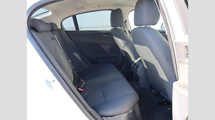 2017 認定中古車 Jaguar XE White D ピュア