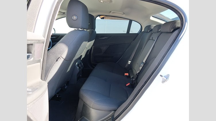 2017 認定中古車 Jaguar XE White D ピュア