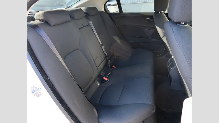 2017 認定中古車 Jaguar XE White D ピュア