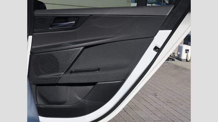 2017 認定中古車 Jaguar XE White D ピュア