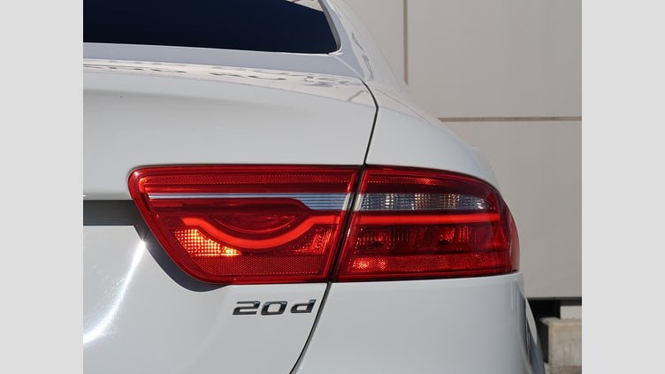 2017 認定中古車 Jaguar XE White D ピュア