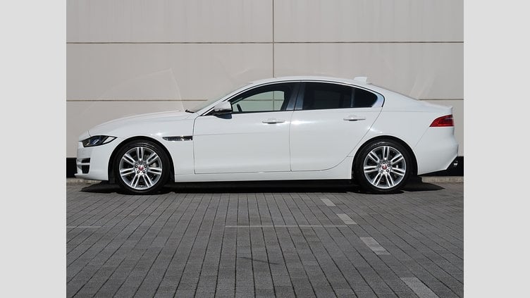 2017 認定中古車 Jaguar XE White D ピュア