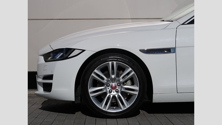 2017 認定中古車 Jaguar XE White D ピュア