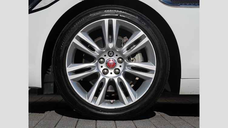 2017 認定中古車 Jaguar XE White D ピュア