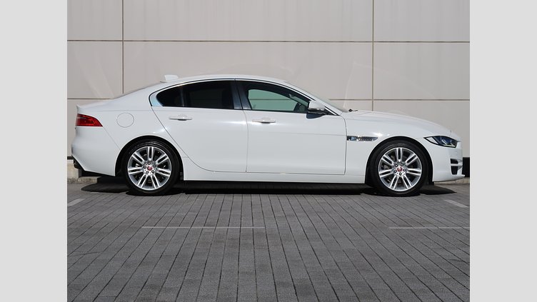 2017 認定中古車 Jaguar XE White D ピュア