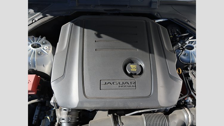 2017 認定中古車 Jaguar XE White D ピュア