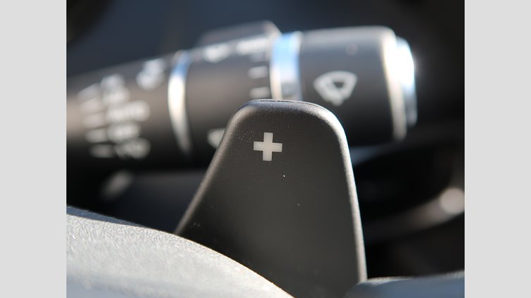 2017 認定中古車 Jaguar XE White D ピュア