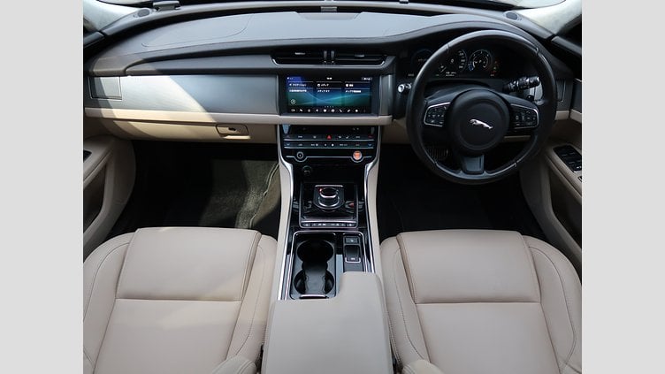 2019 認定中古車 Jaguar XF Narvik Black D ピュア