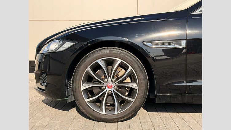 2019 認定中古車 Jaguar XF Narvik Black D ピュア