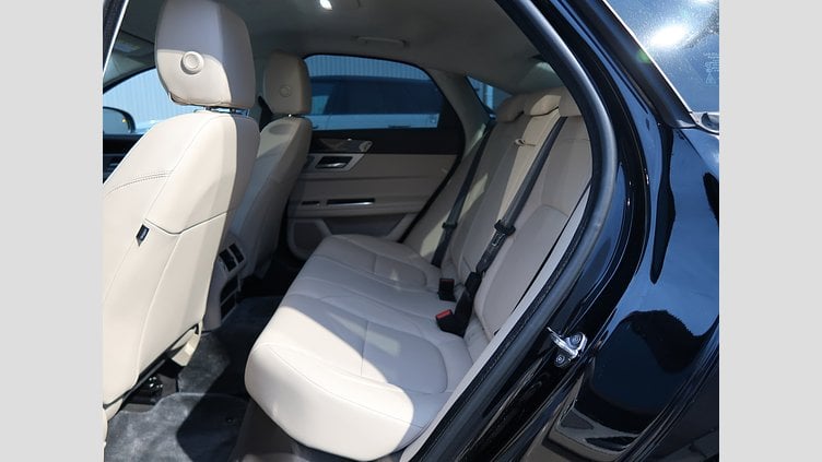 2019 認定中古車 Jaguar XF Narvik Black D ピュア