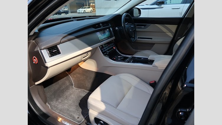 2019 認定中古車 Jaguar XF Narvik Black D ピュア