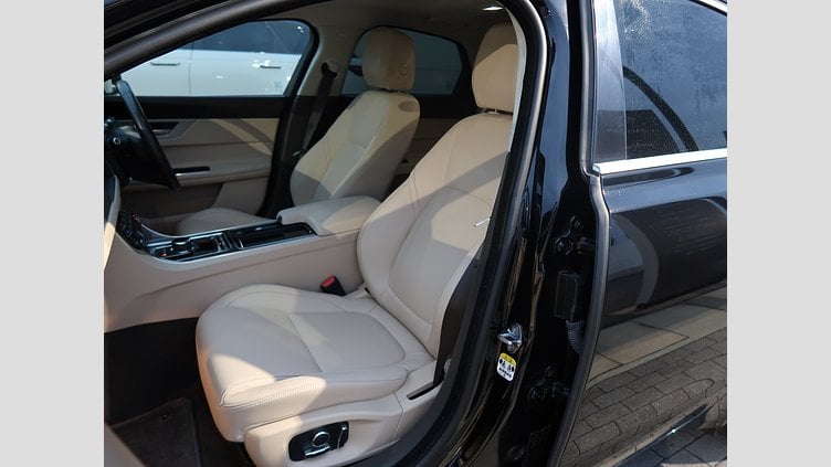 2019 認定中古車 Jaguar XF Narvik Black D ピュア