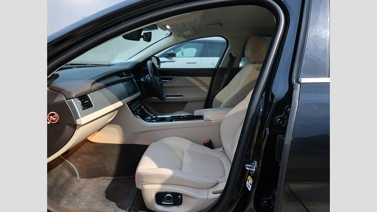 2019 認定中古車 Jaguar XF Narvik Black D ピュア
