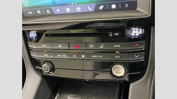 2019 認定中古車 Jaguar F-Pace Santorini Black P200 プレステージ