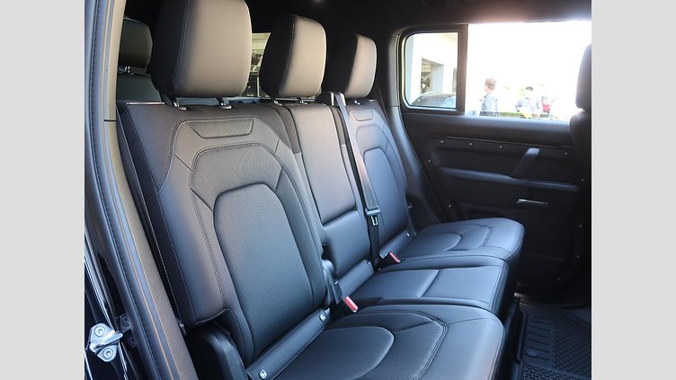 2024 認定中古車 Land Rover Defender 130 Santorini Black 350PS XダイナミックSE