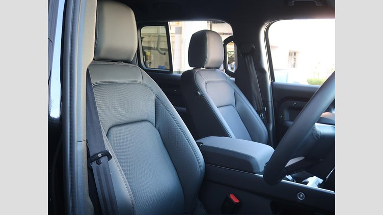 2024 認定中古車 Land Rover Defender 130 Santorini Black 350PS XダイナミックSE