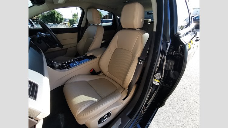 2021 認定中古車 Jaguar XF Narvik Black 2.0L D180 プレステージ