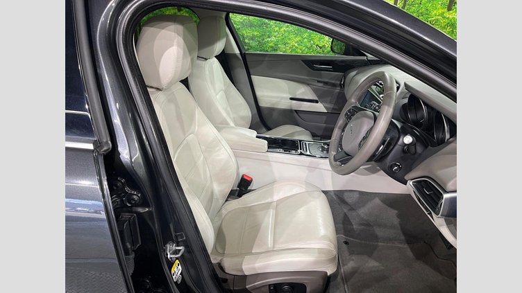 2017 認定中古車 Jaguar XE Storm grey 2WD プレステージ