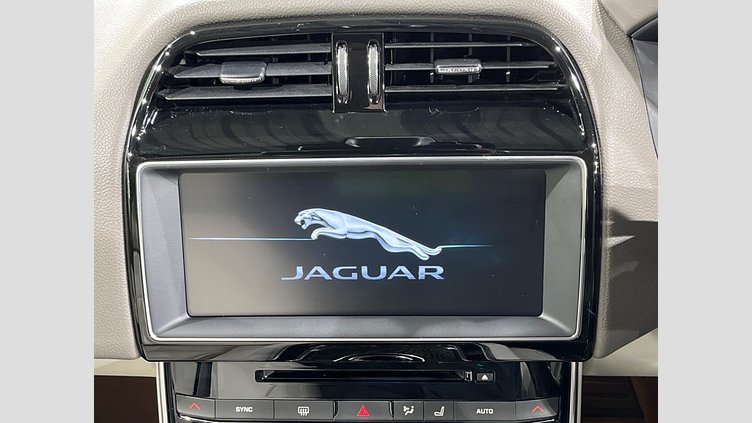 2017 認定中古車 Jaguar XE Storm grey 2WD プレステージ