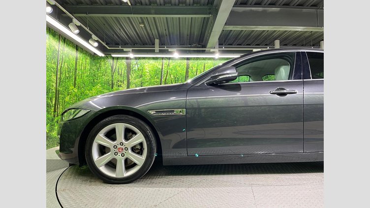 2017 認定中古車 Jaguar XE Storm grey 2WD プレステージ