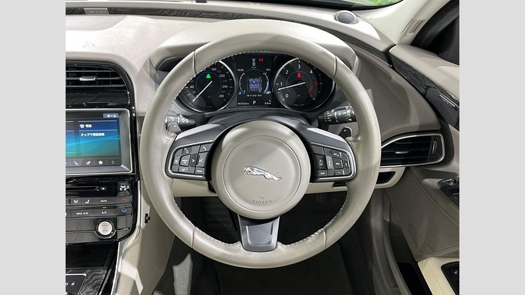 2017 認定中古車 Jaguar XE Storm grey 2WD プレステージ