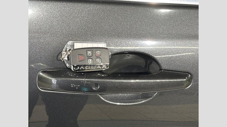 2017 認定中古車 Jaguar XE Storm grey 2WD プレステージ