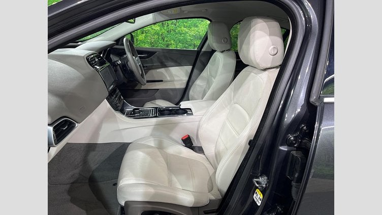 2017 認定中古車 Jaguar XE Storm grey 2WD プレステージ