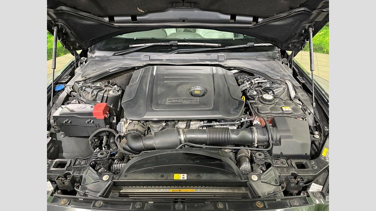 2017 認定中古車 Jaguar XE Storm grey 2WD プレステージ