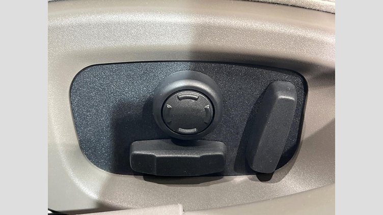 2017 認定中古車 Jaguar XE Storm grey 2WD プレステージ