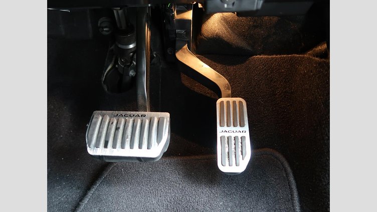 2019 認定中古車 Jaguar E-Pace Silicon Silver 180PS R-ダイナミック