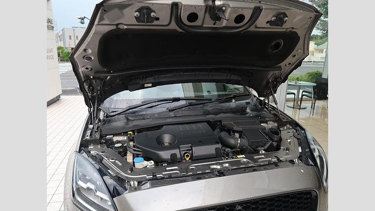 2019 認定中古車 Jaguar E-Pace Silicon Silver 180PS R-ダイナミック