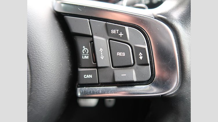 2019 認定中古車 Jaguar E-Pace Silicon Silver 180PS R-ダイナミック