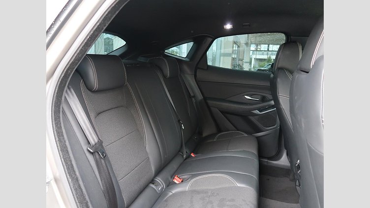 2019 認定中古車 Jaguar E-Pace Silicon Silver 180PS R-ダイナミック