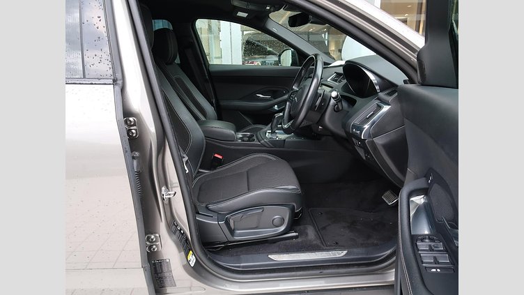 2019 認定中古車 Jaguar E-Pace Silicon Silver 180PS R-ダイナミック