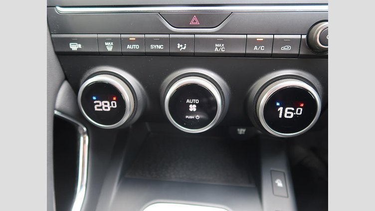 2019 認定中古車 Jaguar E-Pace Silicon Silver 180PS R-ダイナミック