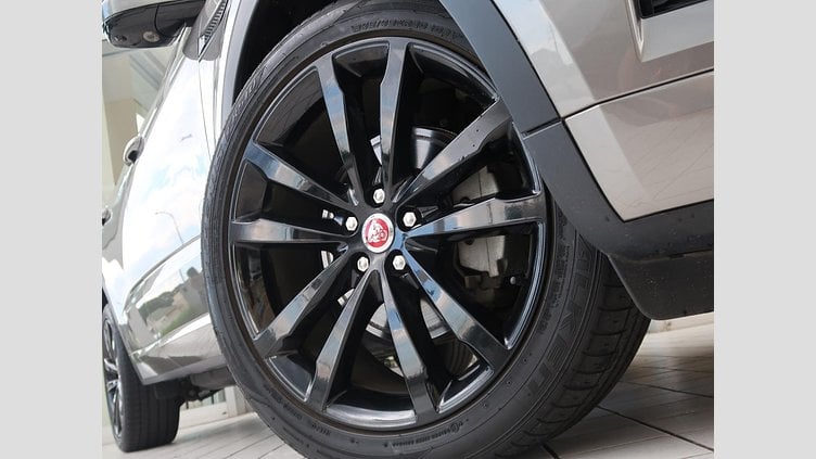 2019 認定中古車 Jaguar E-Pace Silicon Silver 180PS R-ダイナミック