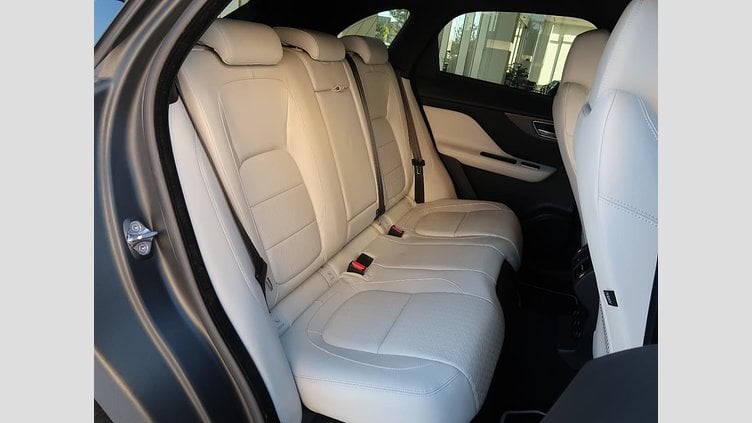 2016 認定中古車 Jaguar F-Pace Caesium Blue ガソリン ファーストエディション