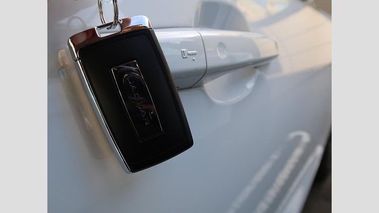 2021 認定中古車 Jaguar F-Pace Yulong White ディーゼル Ｒ－ダイナミック ＳＥ Ｄ２００