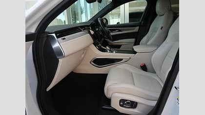 F-Pace 28