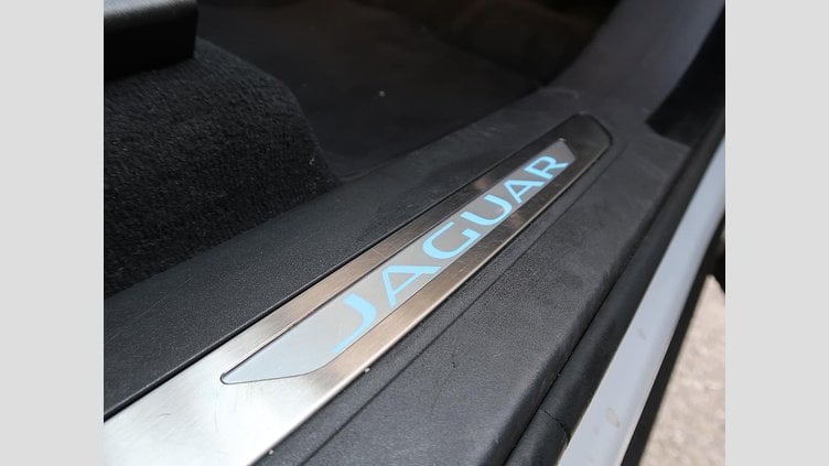 2021 認定中古車 Jaguar F-Pace Yulong White ディーゼル Ｒ－ダイナミック ＳＥ Ｄ２００