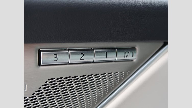 2021 認定中古車 Jaguar F-Pace Yulong White ディーゼル Ｒ－ダイナミック ＳＥ Ｄ２００