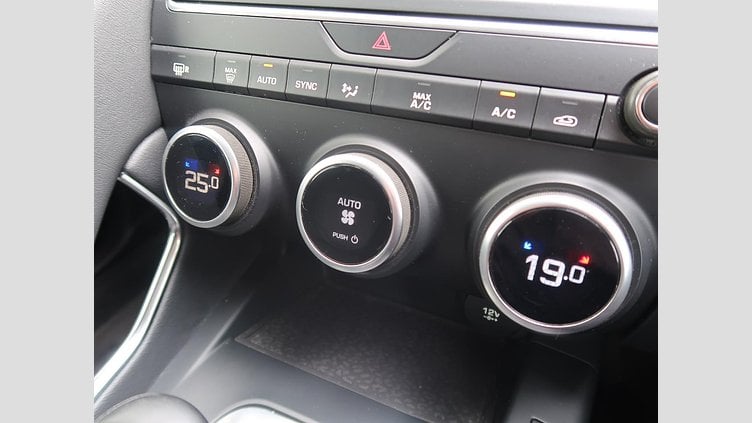 2018 認定中古車 Jaguar E-Pace Santorini Black ガソリン ＨＳＥ ３００ＰＳ
