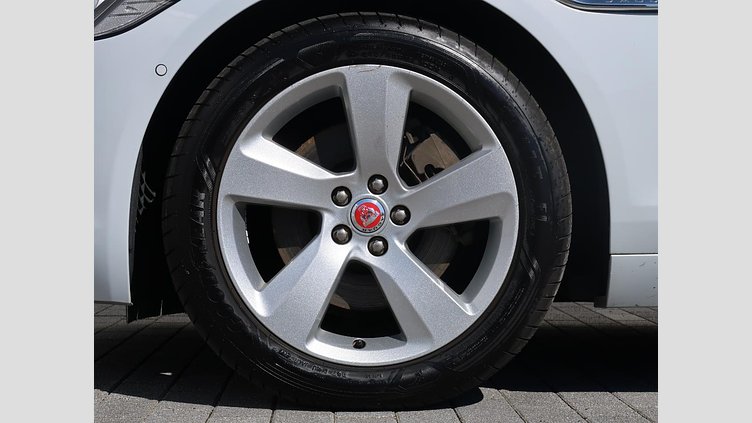 2020 認定中古車 Jaguar XF Yulong White 180PS ピュア