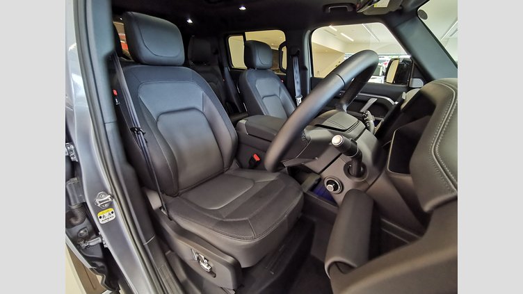 2024 認定中古車 Land Rover Defender 130 Eiger Grey 3.0L　ディーゼルターボ OUTBOUND　D300