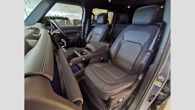 2024 認定中古車 Land Rover Defender 130 Eiger Grey 3.0L　ディーゼルターボ OUTBOUND　D300